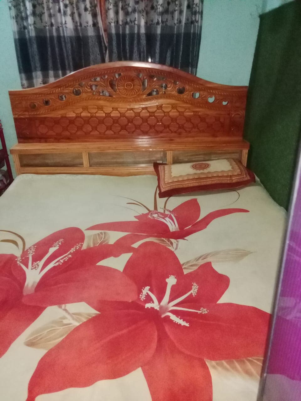 ৬ ফিট বাই ৭ ফিট মেহগনি কাঠের খাট